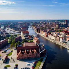 Widok z lotu ptaka na Gdańsk z rzeką Motławą i zabytkową zabudową.