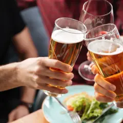 Trzech przyjaciół wznosi toast piwem. Zastanawiasz się, ile czeka się na sprawę za jazdę pod wpływem?