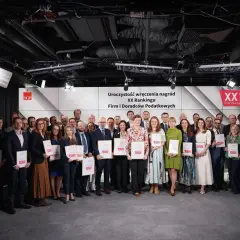 Grupa nagrodzonych osób z dyplomami na uroczystości wręczenia nagród XX Rankingu Firm i Doradców Podatkowych.