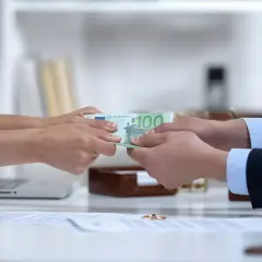 Dwie osoby przekazują sobie banknot 100 euro. Czy to rozwiązanie problemu, ile się czeka na sprawę o podział majątku?
