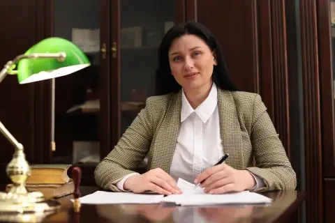 Kobieta w biurze analizuje dokumenty, zastanawiając się, ile zarabiają adwokaci.