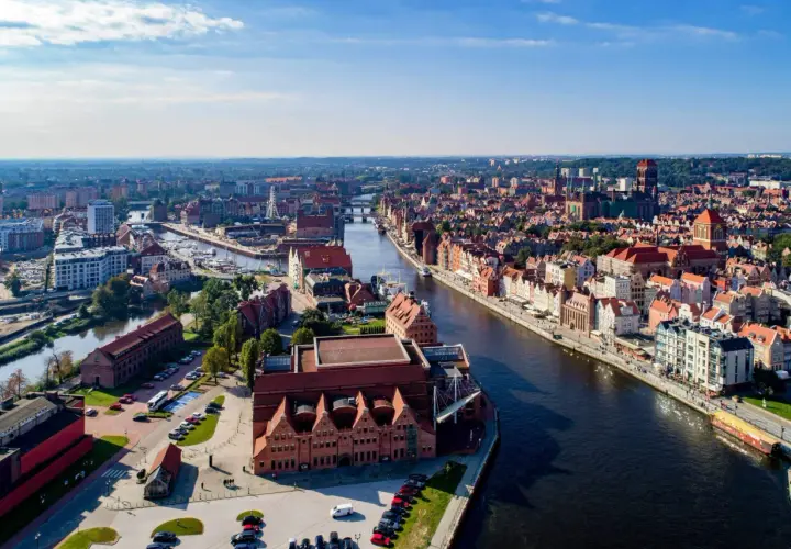 Widok z lotu ptaka na Gdańsk z rzeką Motławą i zabytkową zabudową.