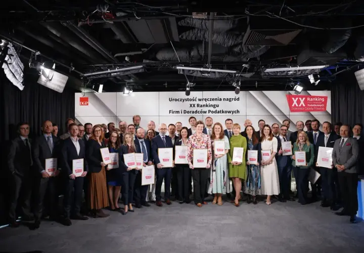 Grupa nagrodzonych osób z dyplomami na uroczystości wręczenia nagród XX Rankingu Firm i Doradców Podatkowych.