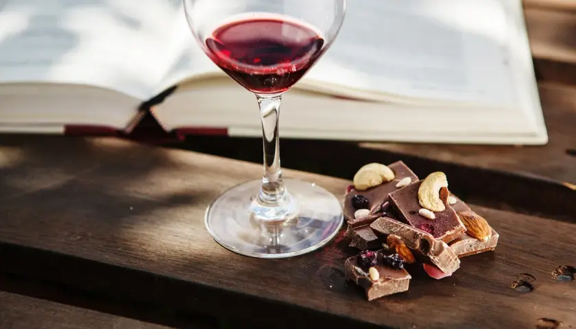 Jakie wino do ciast? Odkryj idealne parowanie smaków dla słodkości