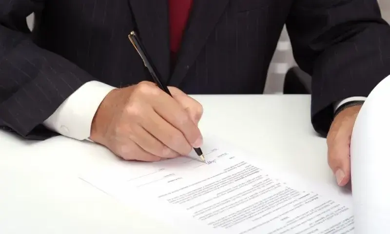 Kiedy pozwany otrzymuje odpis pozwu? Poznaj ważne terminy i procedury