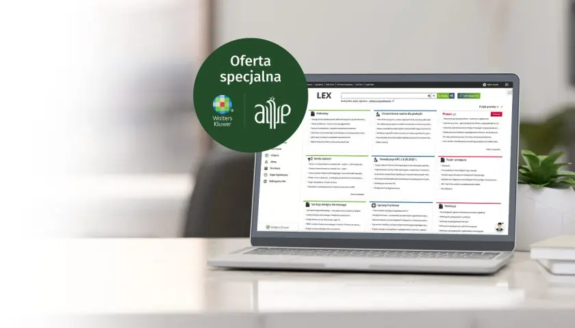 Na ekranie laptopa system LEX, który pomaga sprawdzić czy adwokat ma uprawnienia. Zielona nakładka z logo Wolters Kluwer.