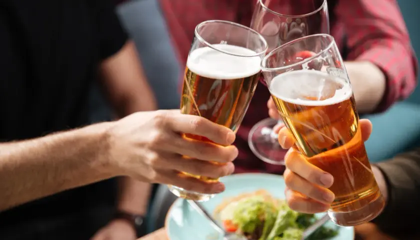 Trzech przyjaciół wznosi toast piwem. Zastanawiasz się, ile czeka się na sprawę za jazdę pod wpływem?