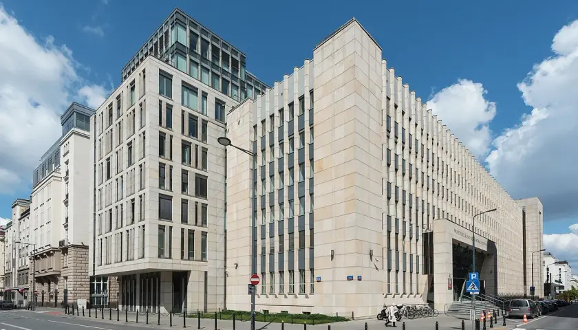 Nowoczesny budynek Naczelnego Sądu Administracyjnego (NSA) w Warszawie. Tu rozstrzyga się, co oznacza skrót NSA.