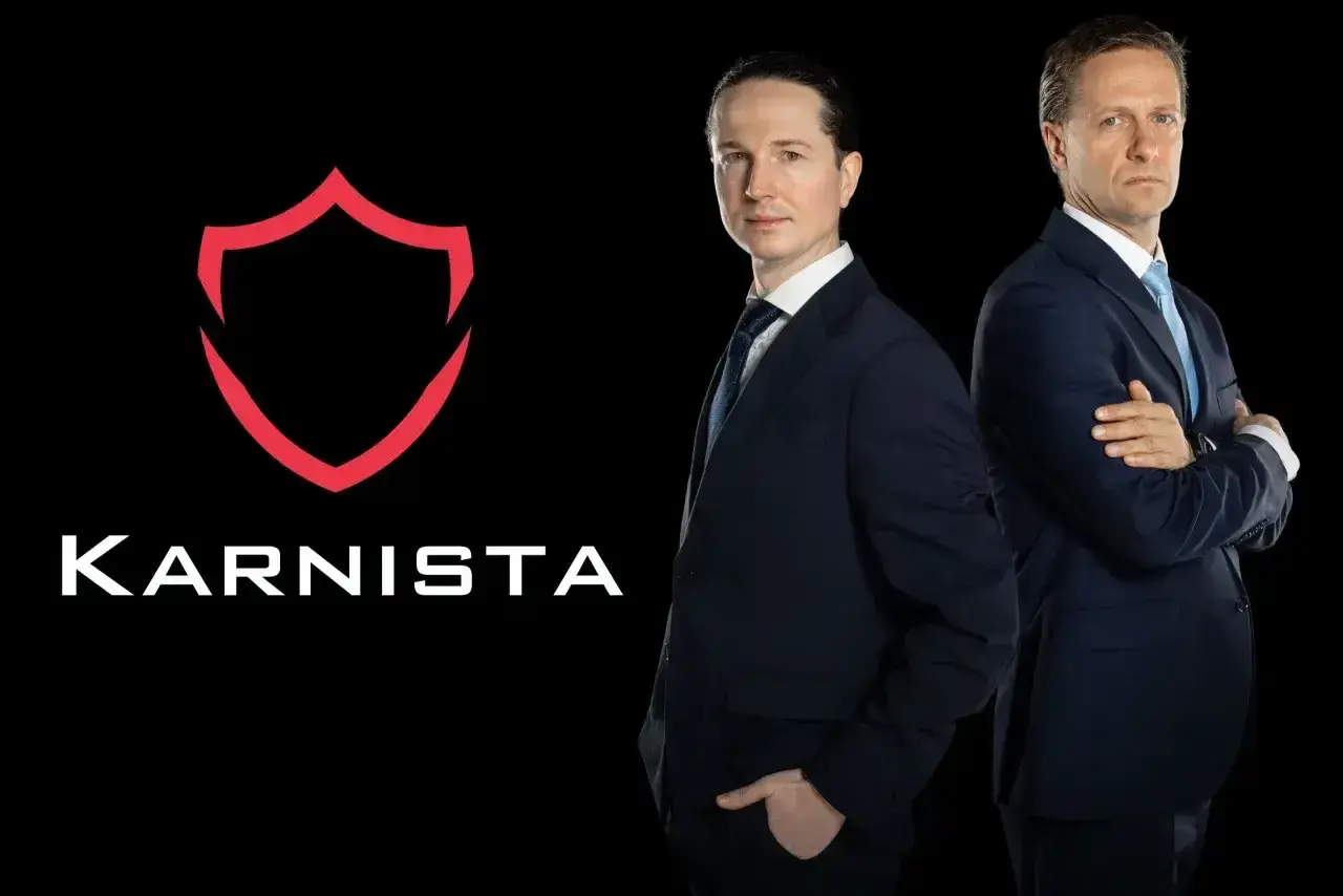 Dwaj mężczyźni w garniturach stoją obok logo "KARNISTA" na czarnym tle.