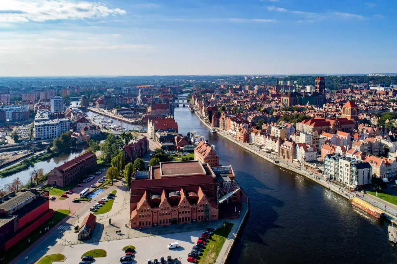 Widok z lotu ptaka na Gdańsk z rzeką Motławą i zabytkową zabudową.